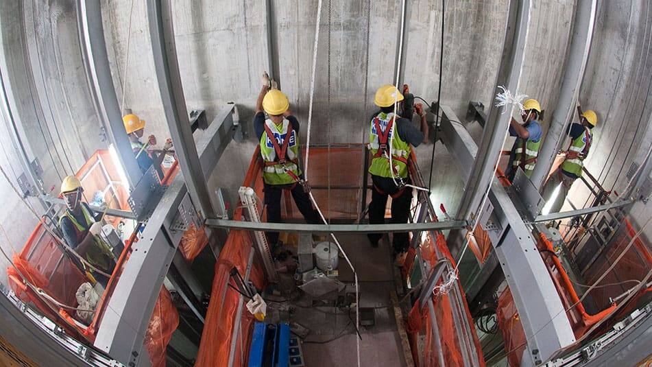 Інновації, такі як будівельний ліфт KONE JumpLift, прискорюють переміщення людей та матеріалів на будівельному майданчику.